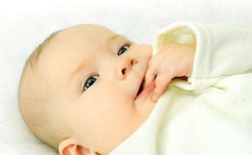 吃手對于寶寶的重要性 寶寶喜歡吃手需要一個過程